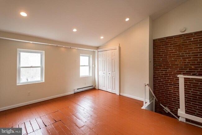 Building Photo - 211 W Stiles St