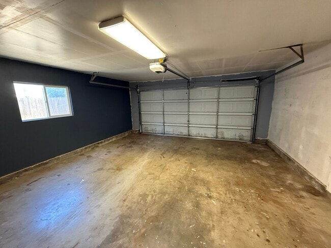 Building Photo - Updated Three Bedroom Home in South Salem