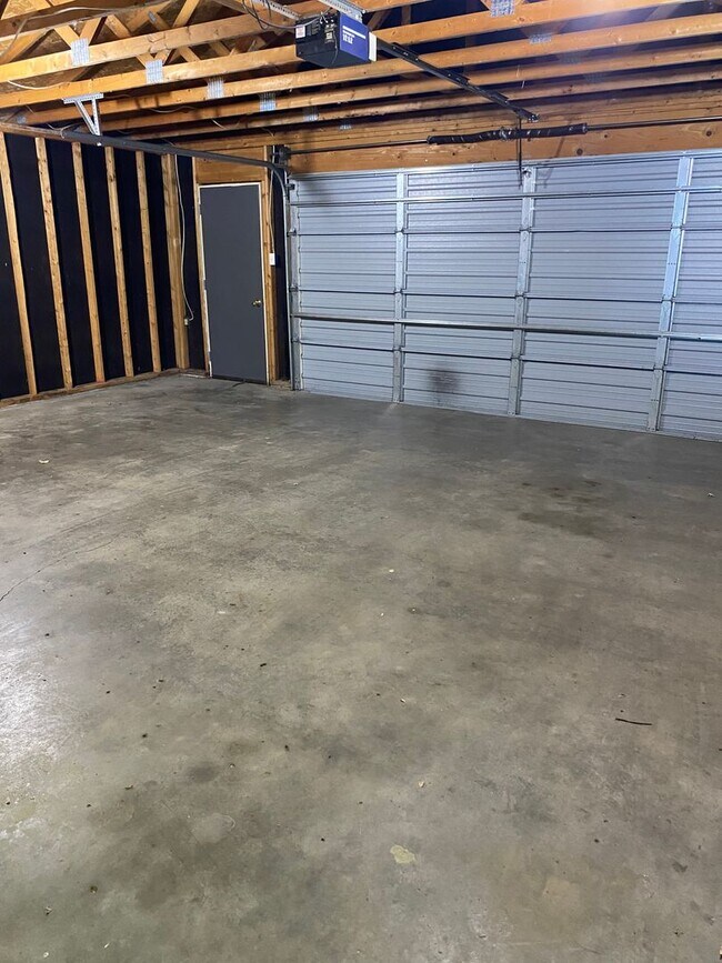 Building Photo - 2 BEDROOM LAKE HOUSE!