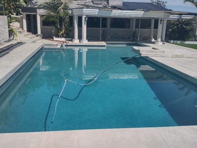 Building Photo - 804 Cloverview Dr