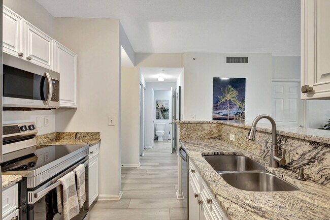 Building Photo - 630 S Sapodilla Ave