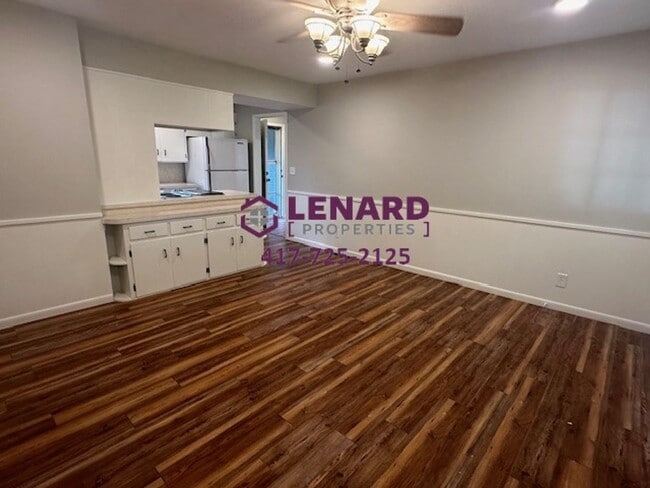 Building Photo - Beautiful 3 Bedroom House with Fenced in Yard