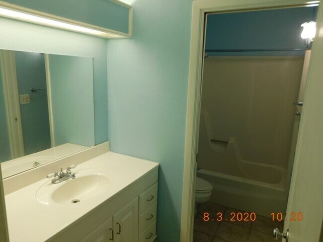 Building Photo - Spacious 4 bedroom 2 bath home in Camelot II