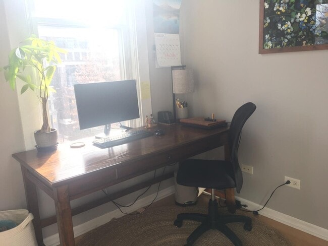 Building Photo - 1236 W Oakdale Ave