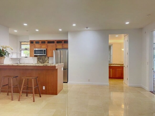 Building Photo - 2-Bedroom Executive Duplex in Serene Manoa...