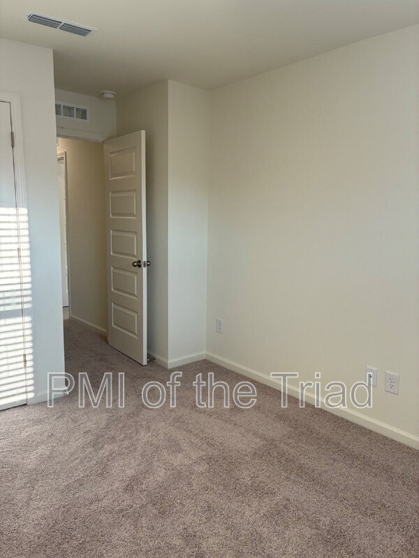 Building Photo - 182 Parker Ln
