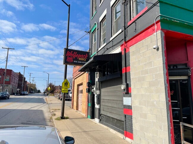 Building Photo - 911 E 5th St