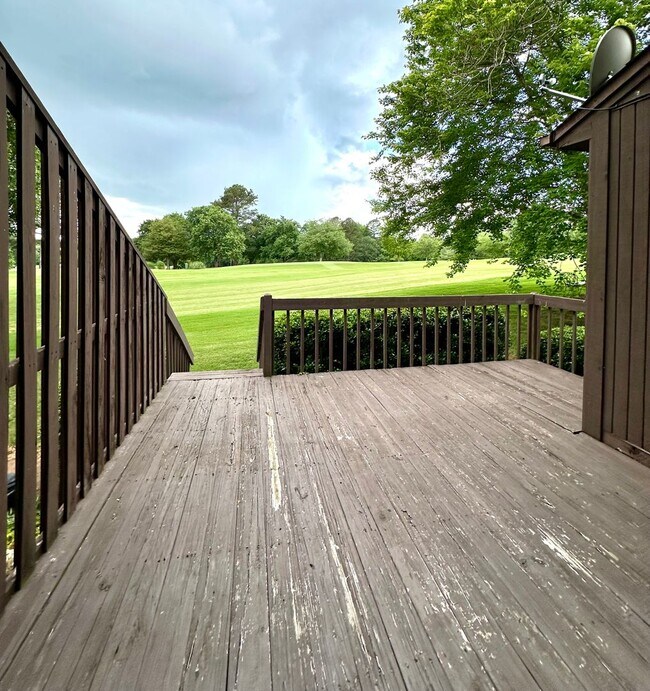 Building Photo - 3 BR 2 1/2 BA Townhome with Community Pool