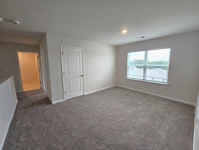 Building Photo - 942 Pineland Dr