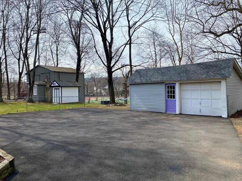 Parking - 26 S Maple Ave