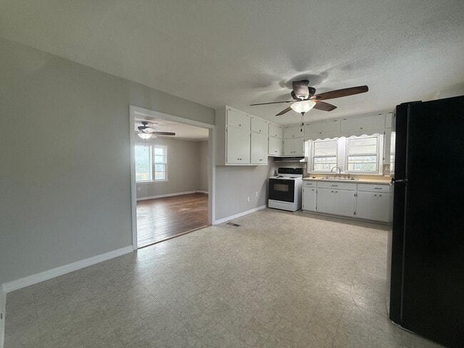 Building Photo - 3 Bedroom 2 Bathroom Home in Greeneville, TN