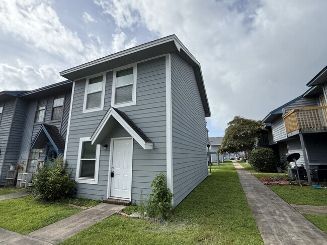 Building Photo - 1325 Greendale Ave