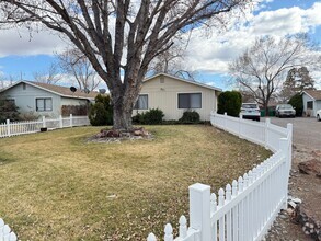 Building Photo - Charming 2 bedroom, 1 bath Duplex