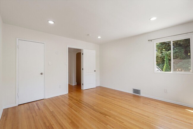 Building Photo - 4 Bed • 3 Bath • 2,135 Sq Ft (Main House) ...
