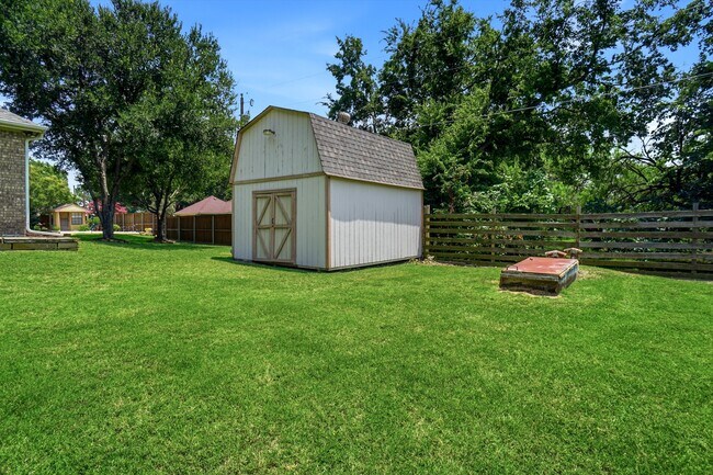 Building Photo - 2412 Emerald Cir