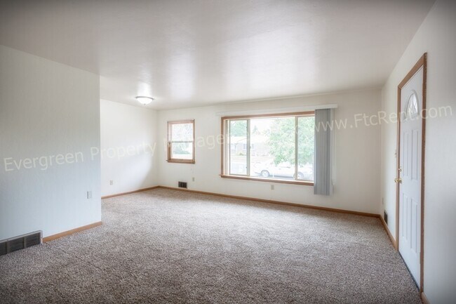 Building Photo - 1004/1006 Cragmore Dr.