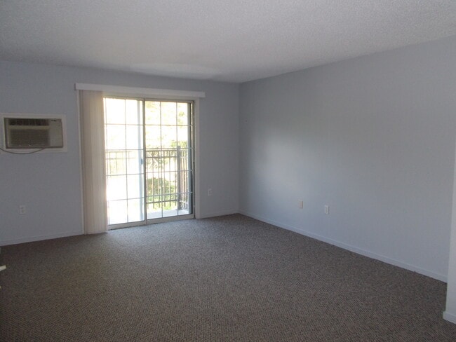 Building Photo - 3 Oak Hill Ln