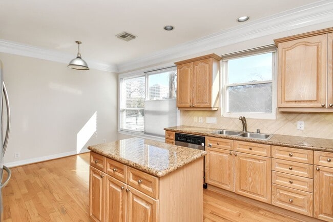 Building Photo - 833 Rosine St