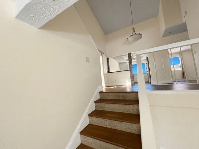 Building Photo - Charming End-Unit Townhome in the Heart of Chatsworth