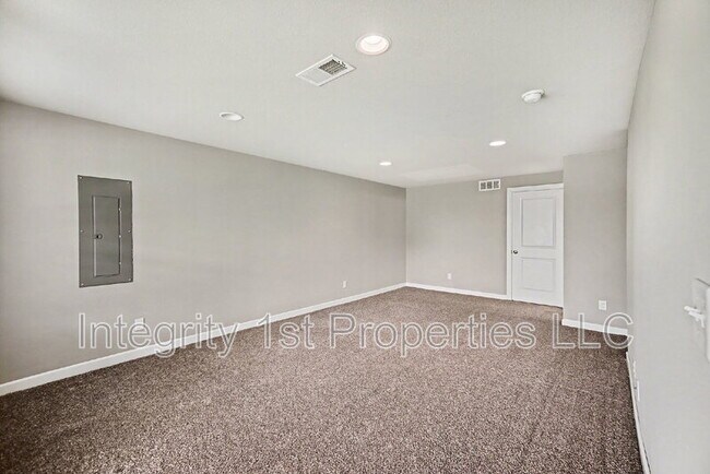 Building Photo - 10510 Clubhouse Dr