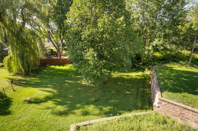 Building Photo - 10003 Crestridge Dr