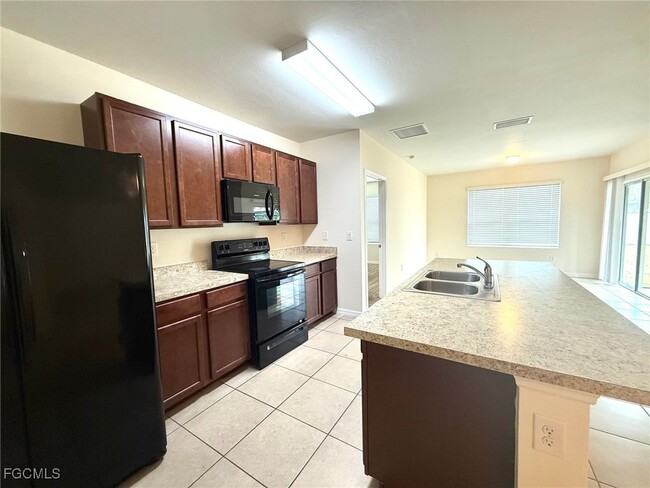 Building Photo - 902 SE 31st Terrace