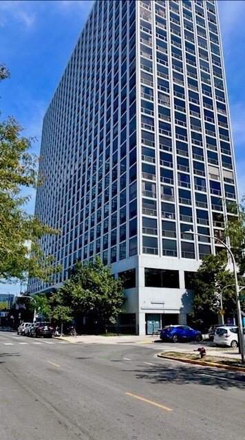 Building Photo - 4343 N Clarendon Ave