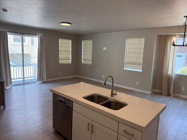 Building Photo - STUNNING Bountiful Home!!