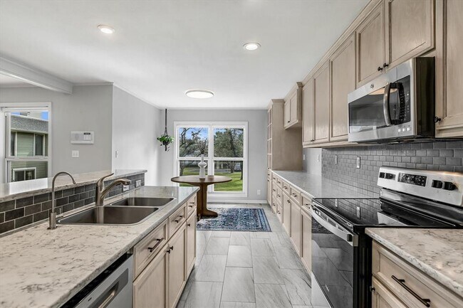 Building Photo - 100 Lido Cir
