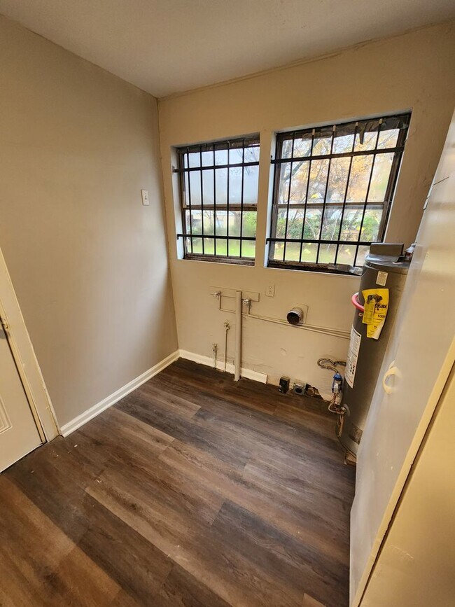 Building Photo - Freshly painted 2 bedroom 1 bath with a detached garage!