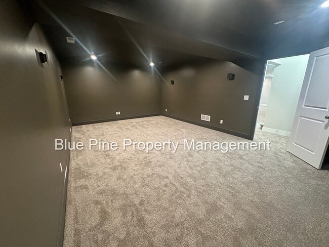 Building Photo - 176 Hideout Dr