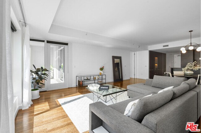 Building Photo - 6250 Hollywood Blvd