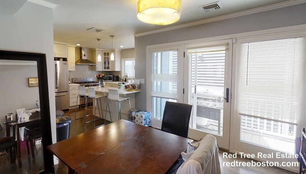 Building Photo - 329 W 4th St