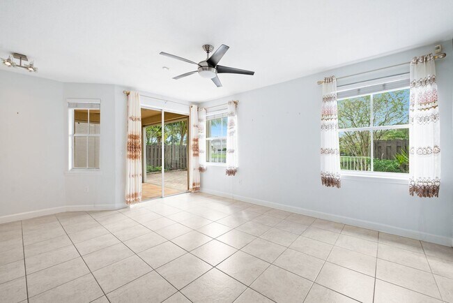 Building Photo - Spacious Waterfront 3-bedroom 3-bath Singl...