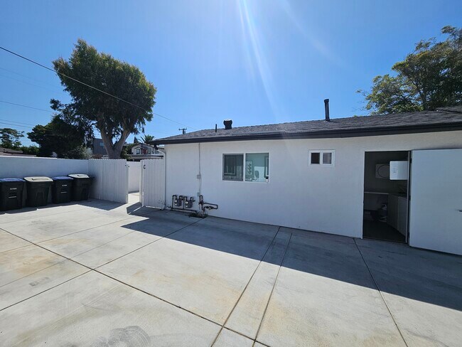Building Photo - 1554 Orange Ave