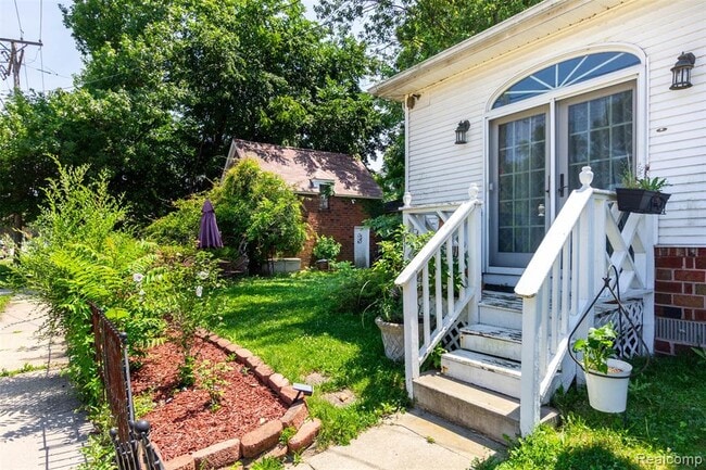 Building Photo - 8911 Manor Ave