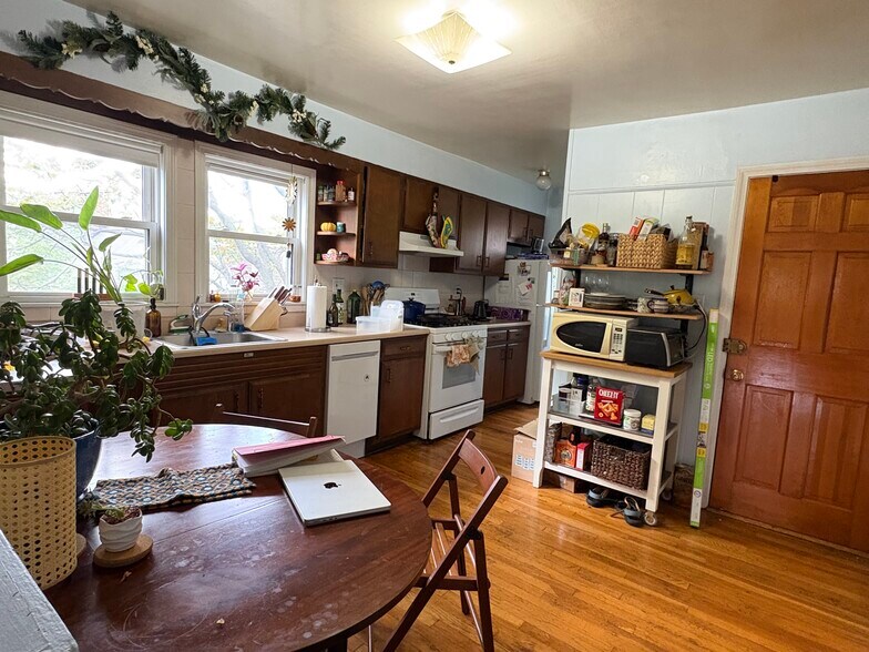 Primary Photo - 19 Sartwell Ave