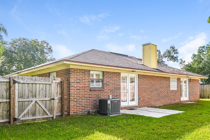 Building Photo - 3016 Bridgeview Dr