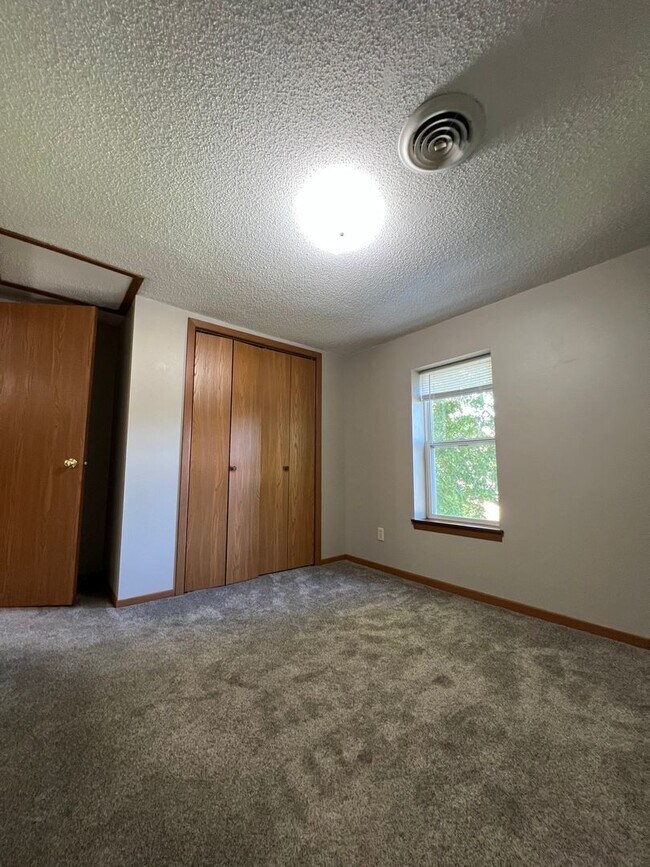 Building Photo - Hoff - 14