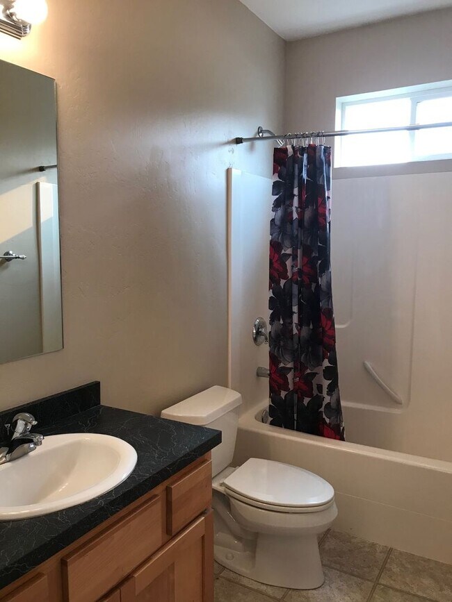 Building Photo - Beautiful 3 Bedroom 2 Bathroom House  **NE...