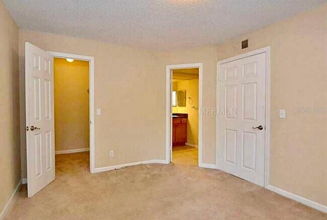 Building Photo - 390 Woodside Dr