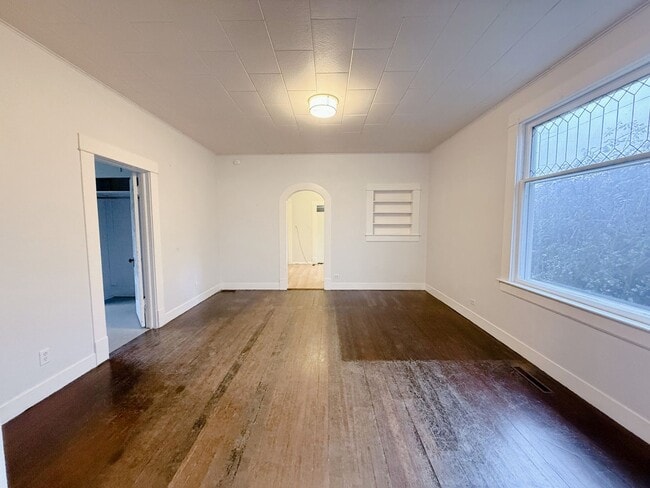 Building Photo - Available Now - 2bed, 1 bath house