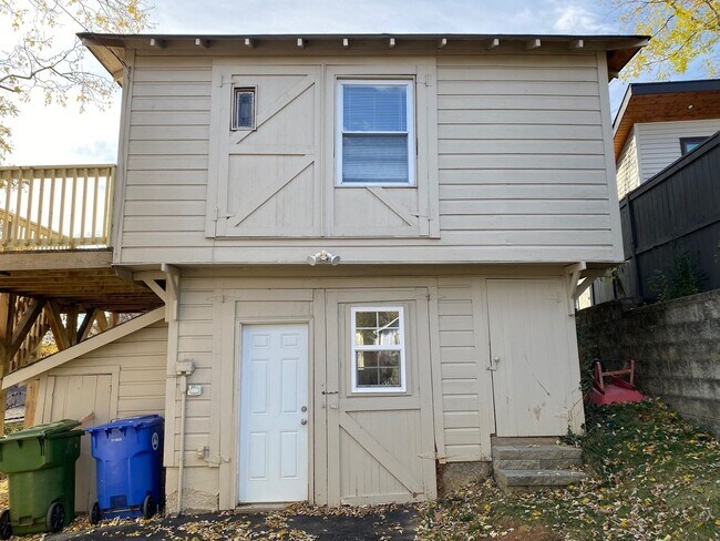 Building Photo - 40 Larchmont Rd