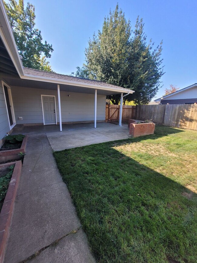 Building Photo - Updated, Single Level Home, 3BD/3BA, corne...