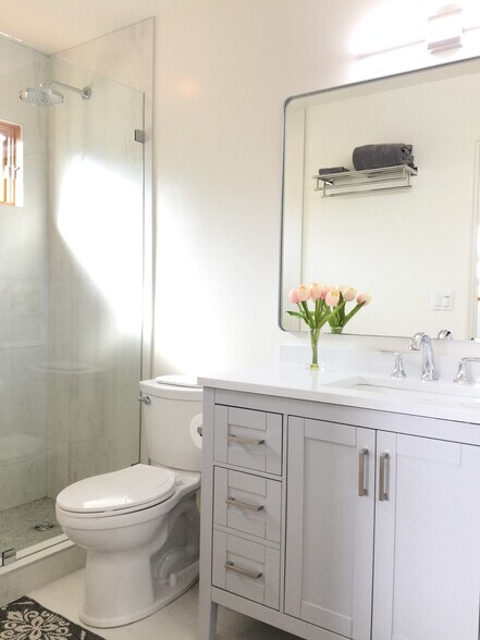 Building Photo - 313 S Rios Ave