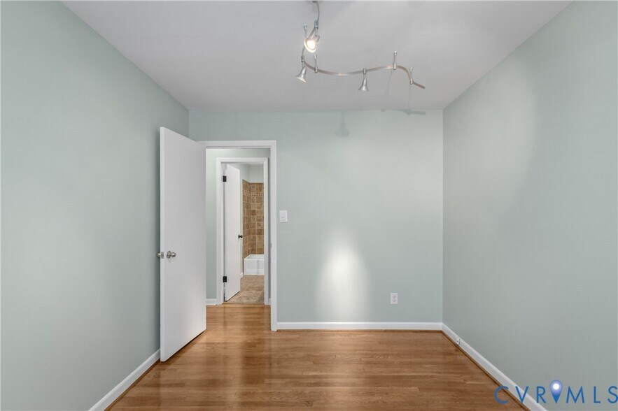 Building Photo - 552 S 22nd Ave