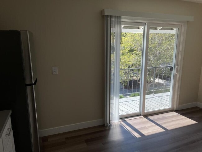 Building Photo - 736 Opal Dr
