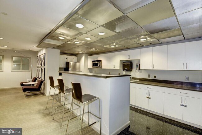 Building Photo - 1300 N St NW