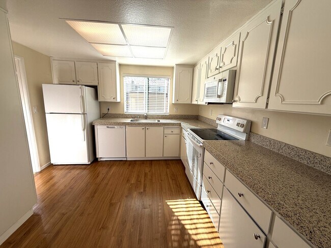 Building Photo - 5 Oak Crest Ct
