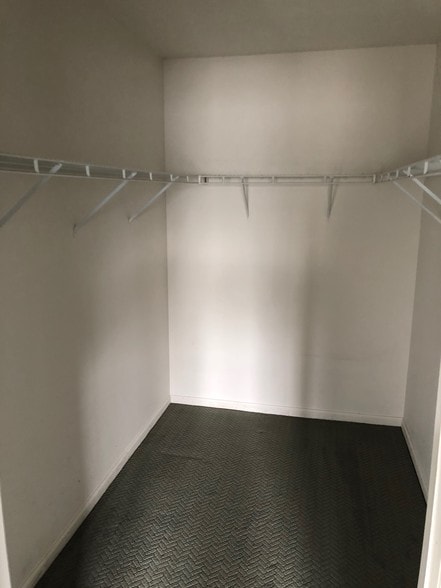 Walk-in Closet - 525 Waterford Dr